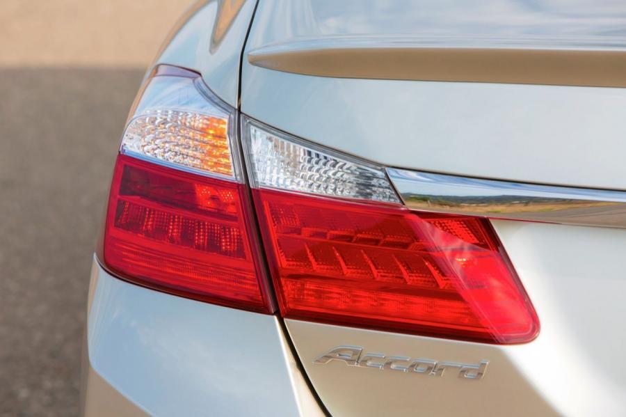  Honda Accord Plug-In Hybrid 2014 года  (фото 36 из 109)